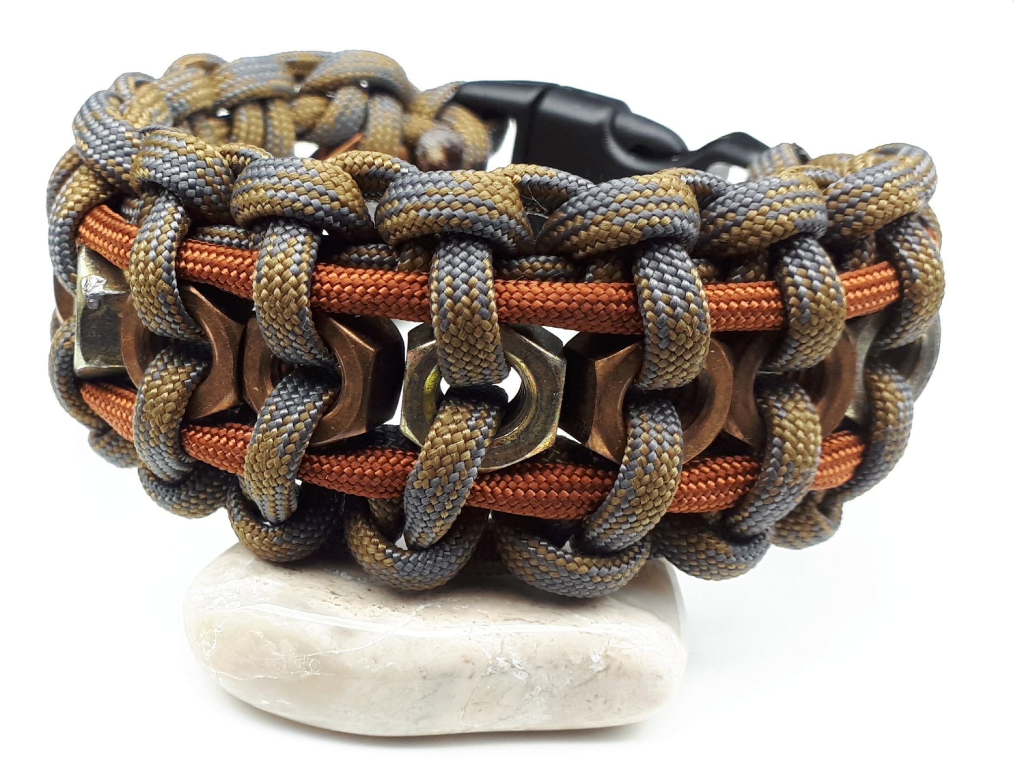 Paracord bracelet with easy knot without buckle 